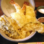ごはんの上が、天ぷらの宝石箱や～。「天丼や にしかわ」で天丼（上）を食す。【高知市新本町】