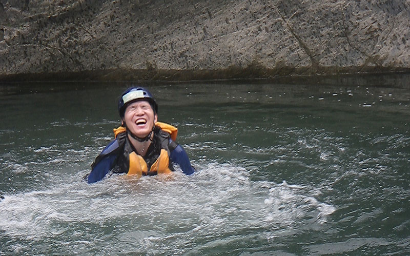 ダイブして気持ちよさ気な裕くん