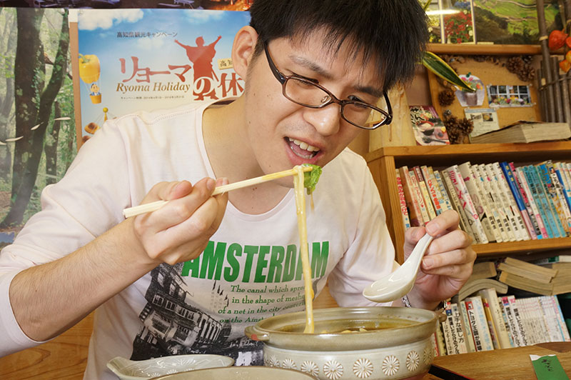 かわうそ自然公園側の葉山の茶屋のカレーうどん