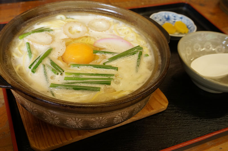 かわうそ自然公園側の葉山の茶屋の鍋焼きラーメン