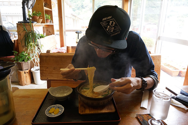 かわうそ自然公園側の葉山の茶屋の鍋焼きラーメン実食