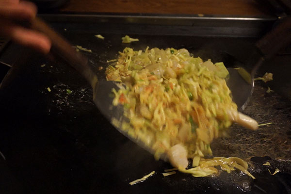 お好み焼き居酒屋 こむぎ もんじゃの具を混ぜる