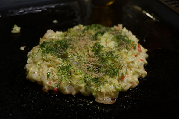 お好み焼き居酒屋 こむぎ 青のりとかつお節は生焼の生地へ