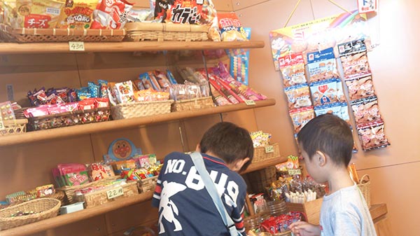 おべんとう太郎 九反田店の片隅に並べられた駄菓子