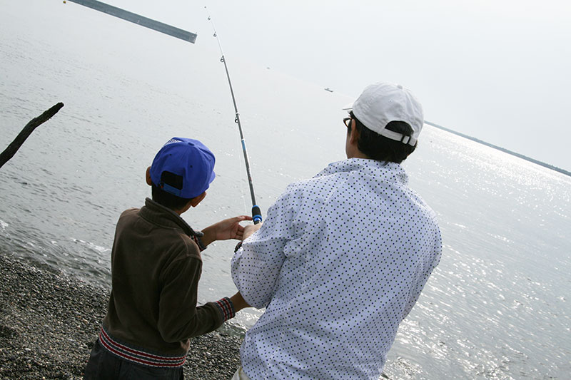 海岸一斉清掃から親子投げ釣り大会の様子