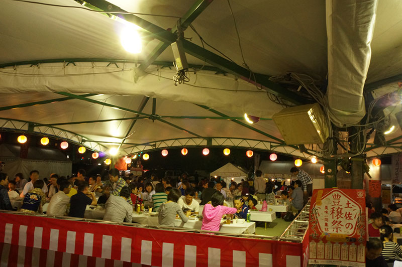 土佐の豊穣祭 土佐國美味集結！中央公園会場の夜の様子