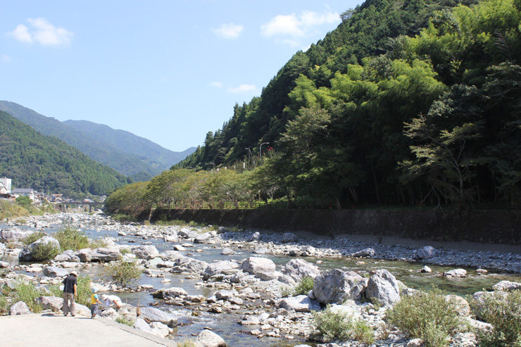 池川茶園側を流れる土居川