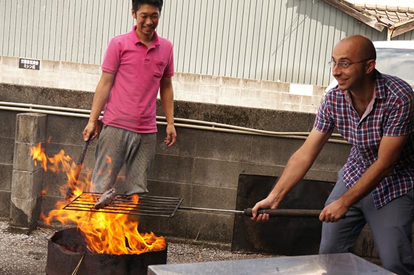 カツオのタタキ藁焼き体験：パオロさんの笑顔^ ^