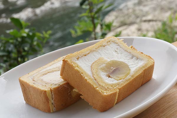 栗がまるごと入った地栗のしまんとロール