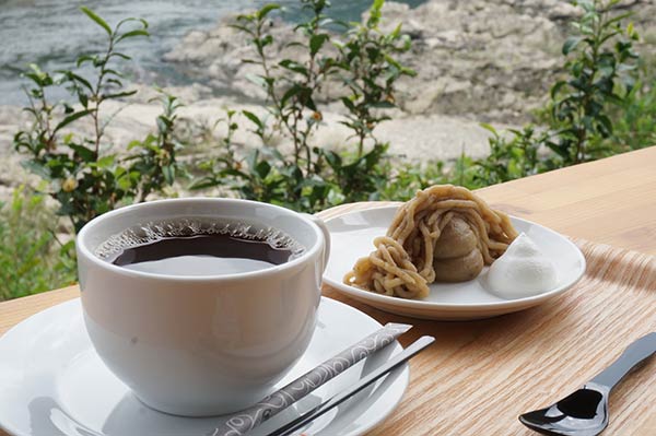 道の駅四万十とおわにあるおちゃくりカフェのしまんとモンブランと紅茶のセット