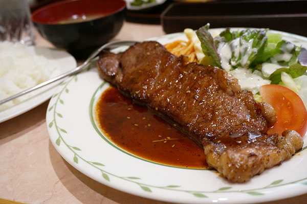 洋ふう食堂 トラとフライパンのステーキランチ